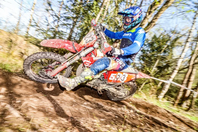 Enduro abseits der AUNER HESG anschauen und Zeit am Wochenende ⁉️

Dann kommt einmal nach Döbritz bei Pössneck. Dort startet der zweite Saisonlauf des ECHT Endurocup.
Mit dabei auch einige HESG Fahrer.

Infos unter www.endurocup.de

Fotos: DG Design/Denis Günther