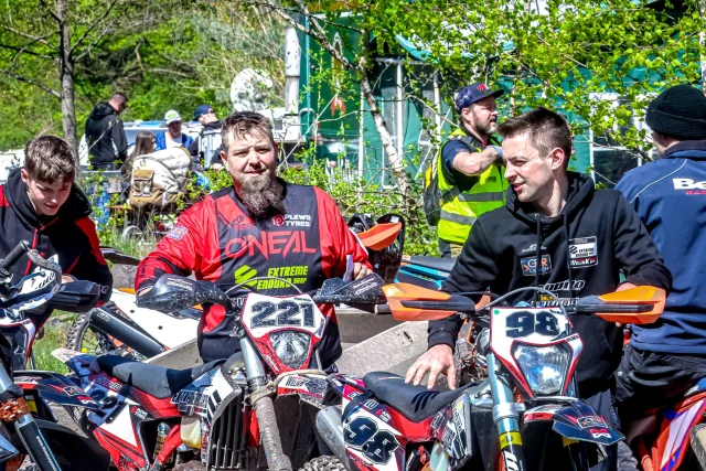 Starke Ergebnisse der HESG-Fahrer beim Endurocup in Döbritz

Wie gewohnt waren zahlreiche Fahrer der HardEnduroSeries Germany auch beim ECHT Endurocup in Döbritz am Start. Dabei erzielten sie durchweg starke Leistungen – einige konnten sich sogar Podestplätze sichern.

Marc Wulf erreichte am Samstag den zweiten Platz in der Sportfahrerklasse. In der Teamwertung holten sich Emil Kessler und Richard Heinike den Sieg, gefolgt von Tino Bauer und Etienne Ulbricht auf Platz zwei.
Julia Bittner gewann souverän bei den Damen – sowohl am Samstag als auch beim 3-Stunden-Enduro am Sonntag.

Auch beim 3h-Enduro am Sonntag gab es zahlreiche Top-Platzierungen: Kai Uebe siegte in der Klasse Enduro 2 vor Jared Kiesewetter. In der Enduro 3 belegte Karl Rink einen starken zweiten Platz – bei 56 Startern ein beachtliches Ergebnis.
Jonas Albert triumphierte in der Sportfahrerklasse Enduro 4, Patrick Spingat sicherte sich den Sieg in der Enduro 5.

Weiter geht es in der HardEnduroSeries Germany am 17. Mai in Hamma.

Fotos: DG Design/Denis Günther