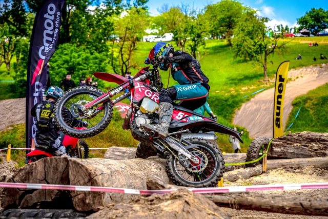 Der nächste Lauf der AUNER HardEnduroSeries Germany in Hamma ist Geschichte – und erneut mit erfreulichen Ergebnissen für die ACE BIKES HESG Talentpool-Fahrer

Die Leistungskurve zeigt weiter nach oben: Alle Fahrer qualifizierten sich souverän für das Finale, und gleich zwei Podestplätze konnten verbucht werden.

Alle Statements der Talentpool Fahrer lest ihr im Bericht:
https://www.hardenduro-germany.de/2025/05/20/der-naechste-lauf-der-auner-hardenduroseries-germany-in-hamma-ist-geschichte-und-erneut-mit-erfreulichen-ergebnissen-fuer-die-ace-bikes-hesg-talentpool-fahrer/

Fotos: @michel238pic #hardenduroseriesgermany @ace_bikes_lauter