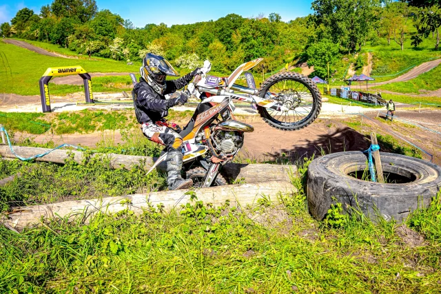 LUMINUS ENERGIE HESG KIDS MIT FAVORITENSIEGEN IN HAMMA

Die Luminus Energie HESG Kids hatten in Hamma ebenfalls ihre dritte Saisonstation. 
Niklas Sonnack gewann in der 50ccm-Klasse vor zwei Gastfahrern. Jordan Wittenberg holte sich einen weiteren Sieg in der 65ccm-Kategorie vor Constantin Richter, der weiterhin die Gesamtwertung anführt.

In der 85ccm-Klasse war erneut Loris Solbrig nicht zu schlagen. Er siegte vor Eric Keller und Marcel Gorajski.

Fotos: @michel238pic #hardenduroseriesgermany